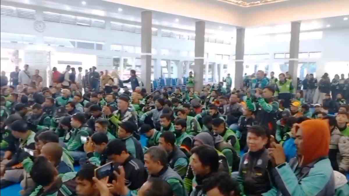 Ribuan Pengemudi Ojol di Garut Gelar Doa Bersama di Pendopo, Berharap Situasi Tertib dan Aman Ribuan Pengemudi Ojol di Garut Gelar Doa Bersama di Pendopo, Berharap Situasi Tertib dan Aman