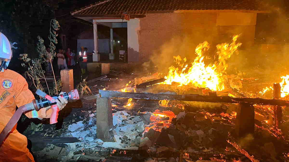 Rumah Panggung di Sumedang Hangus Terbakar, Diduga Karena Perbuatan Anak Pemilik