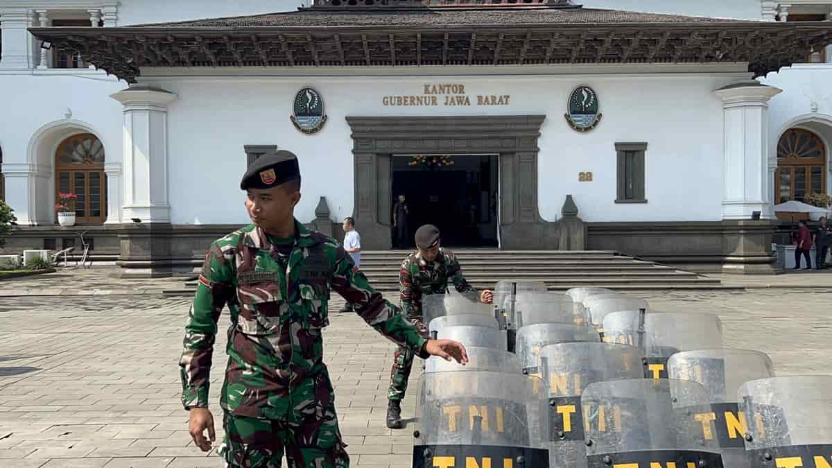 Sempat Ditargetkan Oleh Massa, Gedung Sate Diperketat Pengawalan TNI Sempat Ditargetkan Oleh Massa, Gedung Sate Diperketat Pengawalan TNI