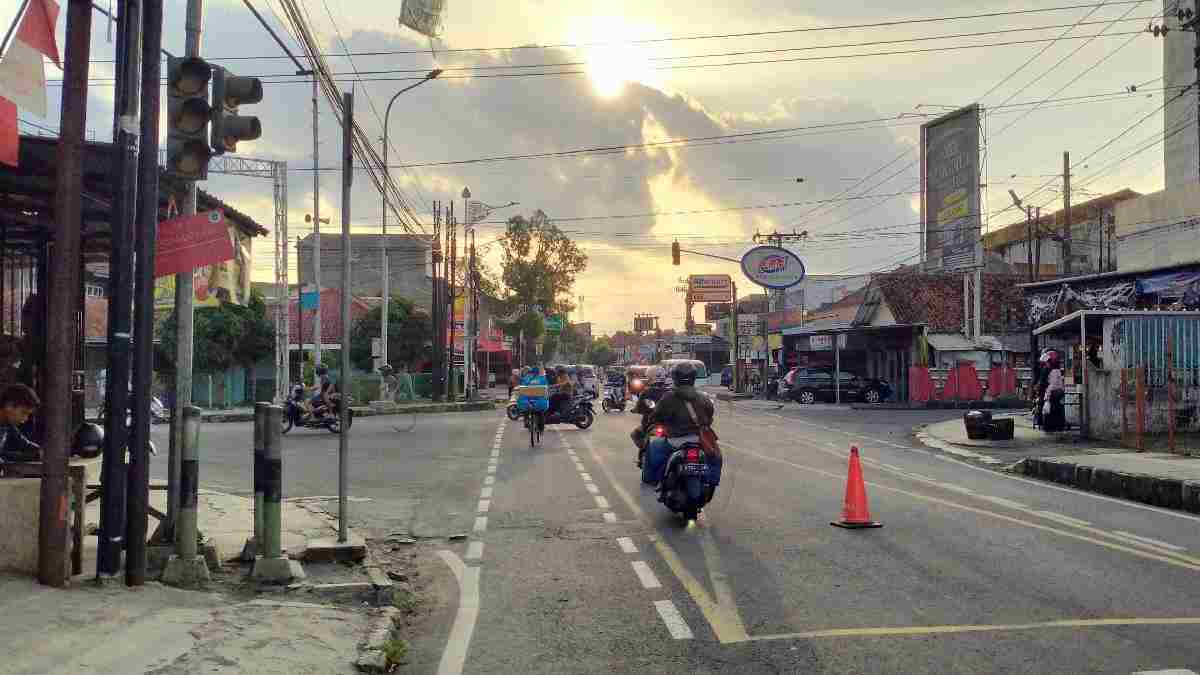 Lampu Lalu Lintas di Simpang 4 Djarum Kota Banjar Tidak Berfungsi, Mengakibatkan Lalu Lintas Tidak Teratur.