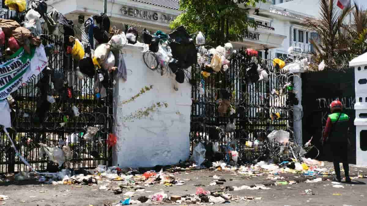 Sampaikan 10 Tuntutan, Warga Kampung Kota Bandung ‘Hadiahi’ DPRD Jawa Barat dengan Sampah 